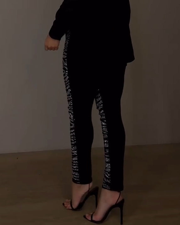 Hochelastische Leggings mit glänzenden Strasssteinen