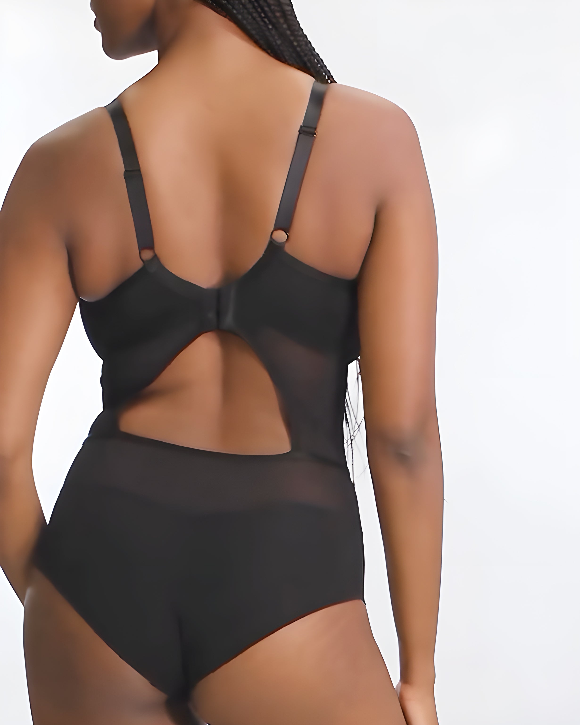 Figurformender Tanga-Bodysuit aus Netzstoff mit V-Ausschnitt