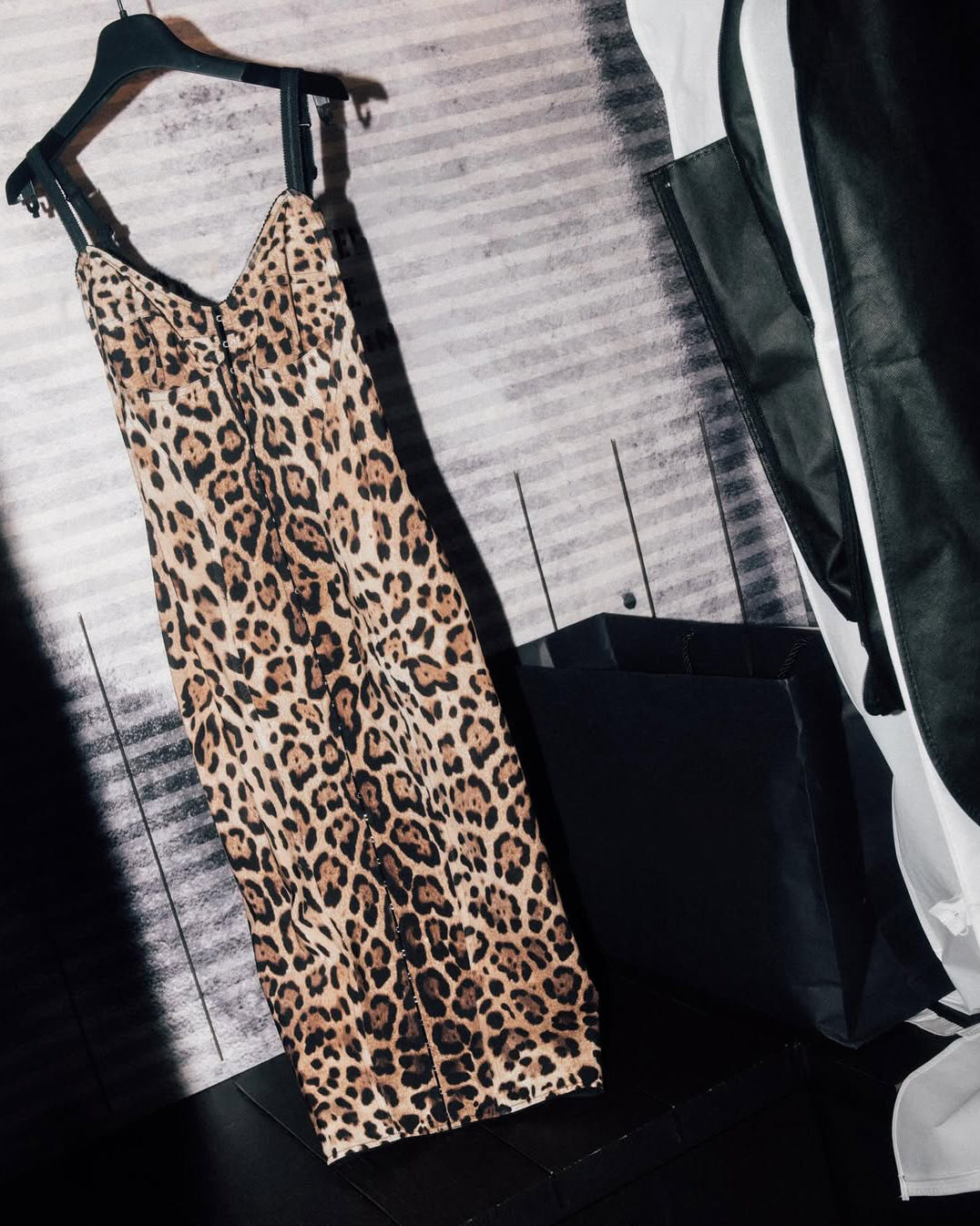 Vestido ajustado con cierre de gancho y estampado de leopardo