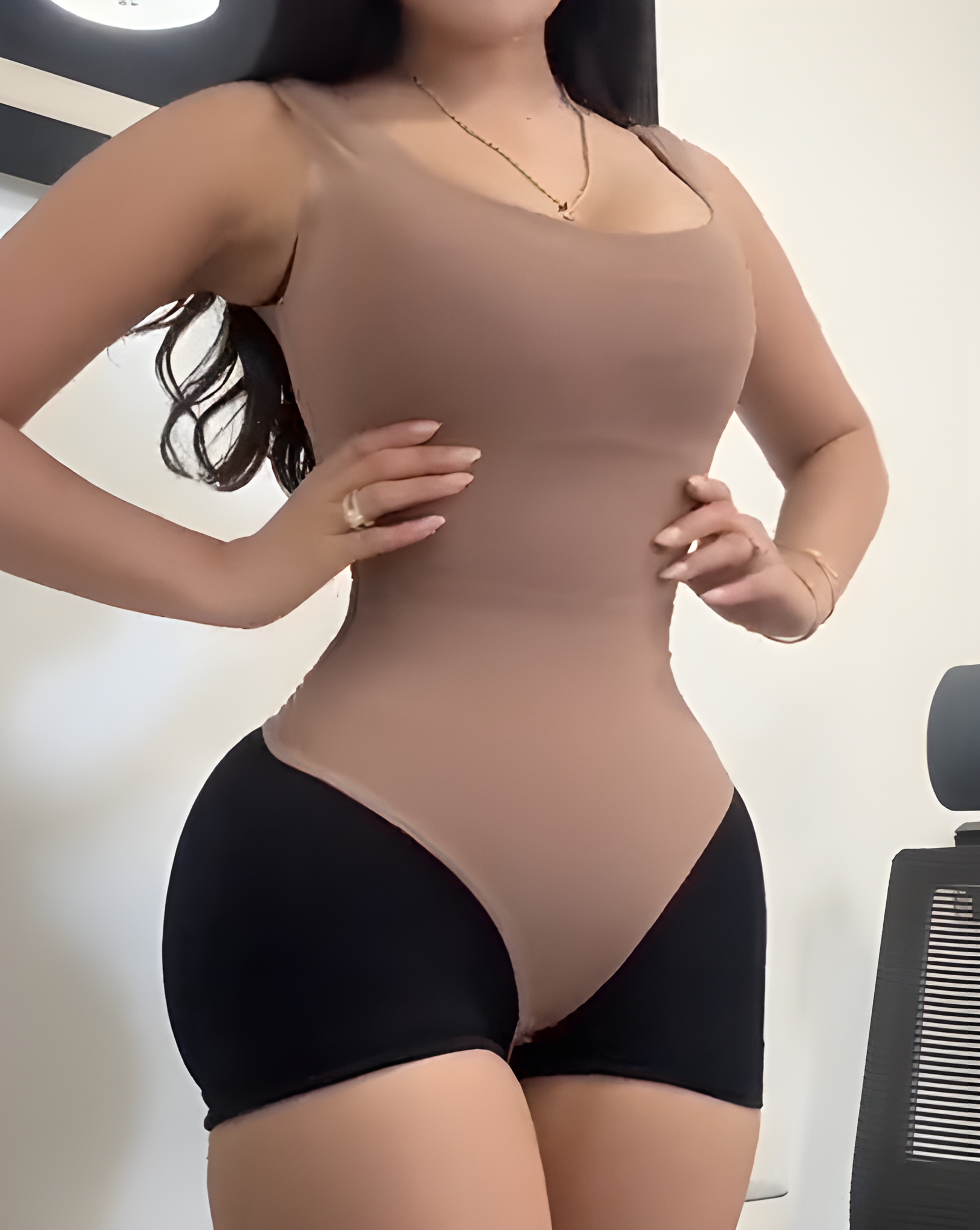 Tanga-Bodysuit mit breiten Trägern und Bindeband hinten