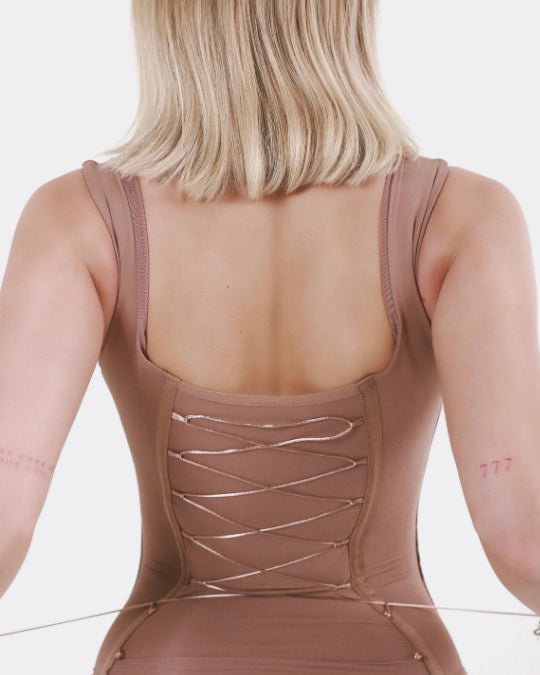 Tanga-Bodysuit mit breiten Trägern und Bindeband hinten