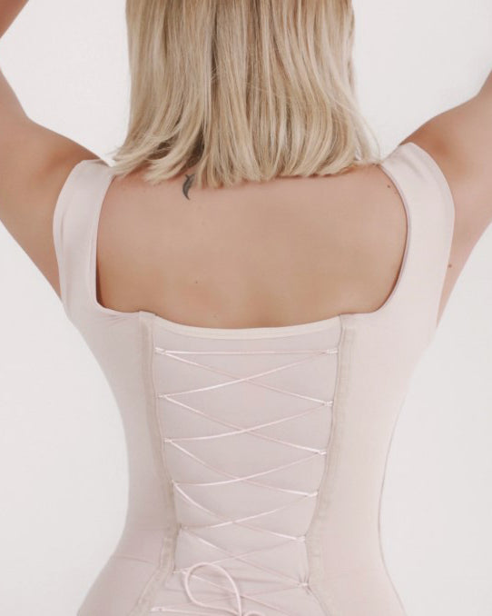 Tanga-Bodysuit mit breiten Trägern und Bindeband hinten