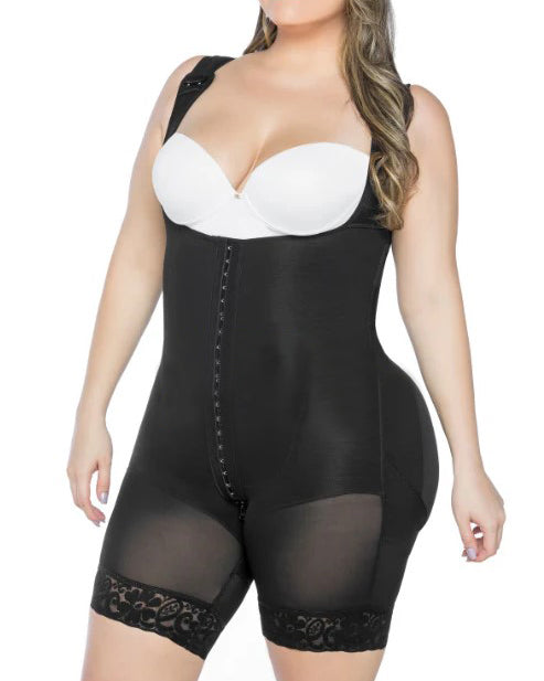 Shapewear mit Haken- und Ösenverstellung vorne und verstellbaren Trägern