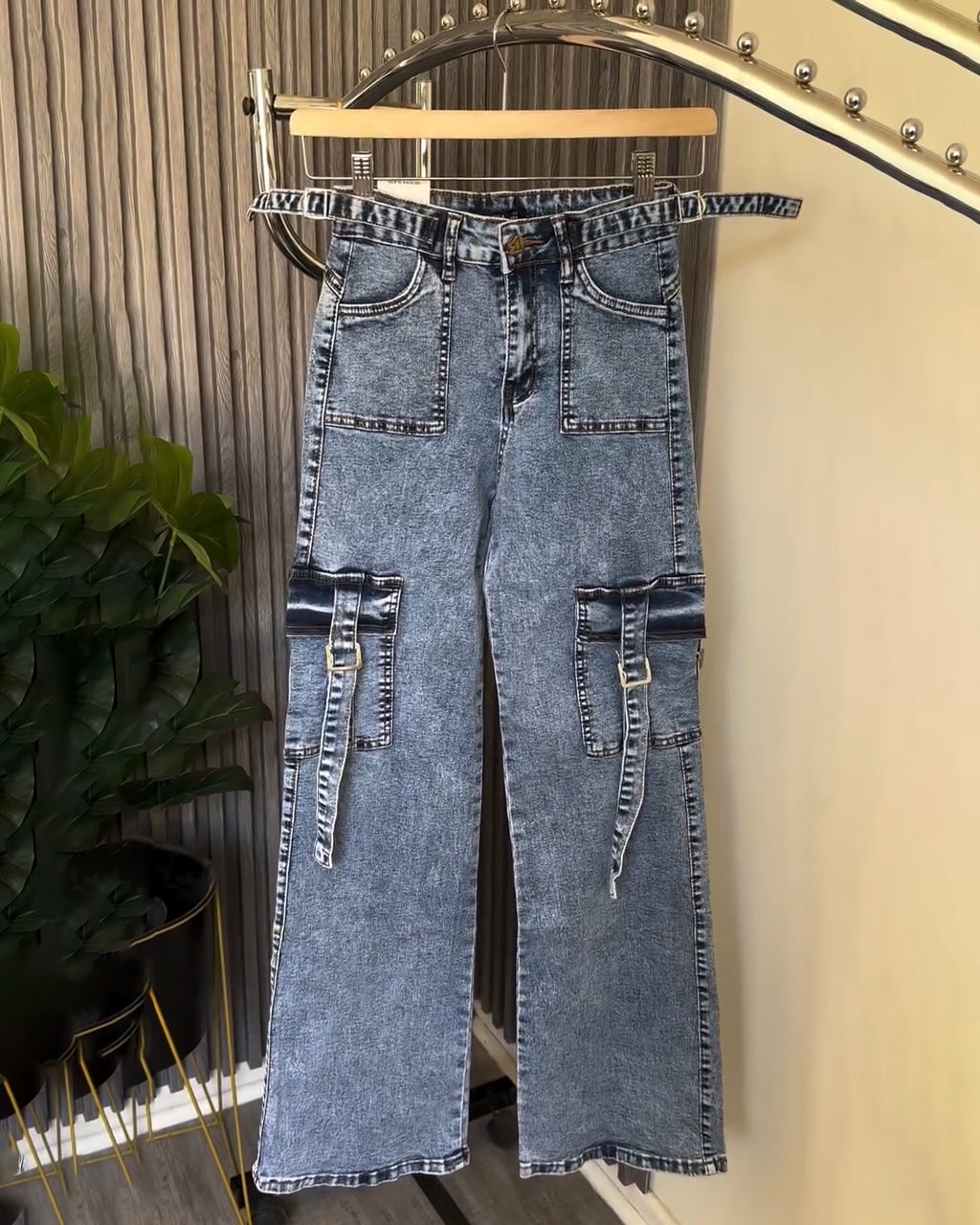 Hip-Lift Straight-Leg Cargo Jeans