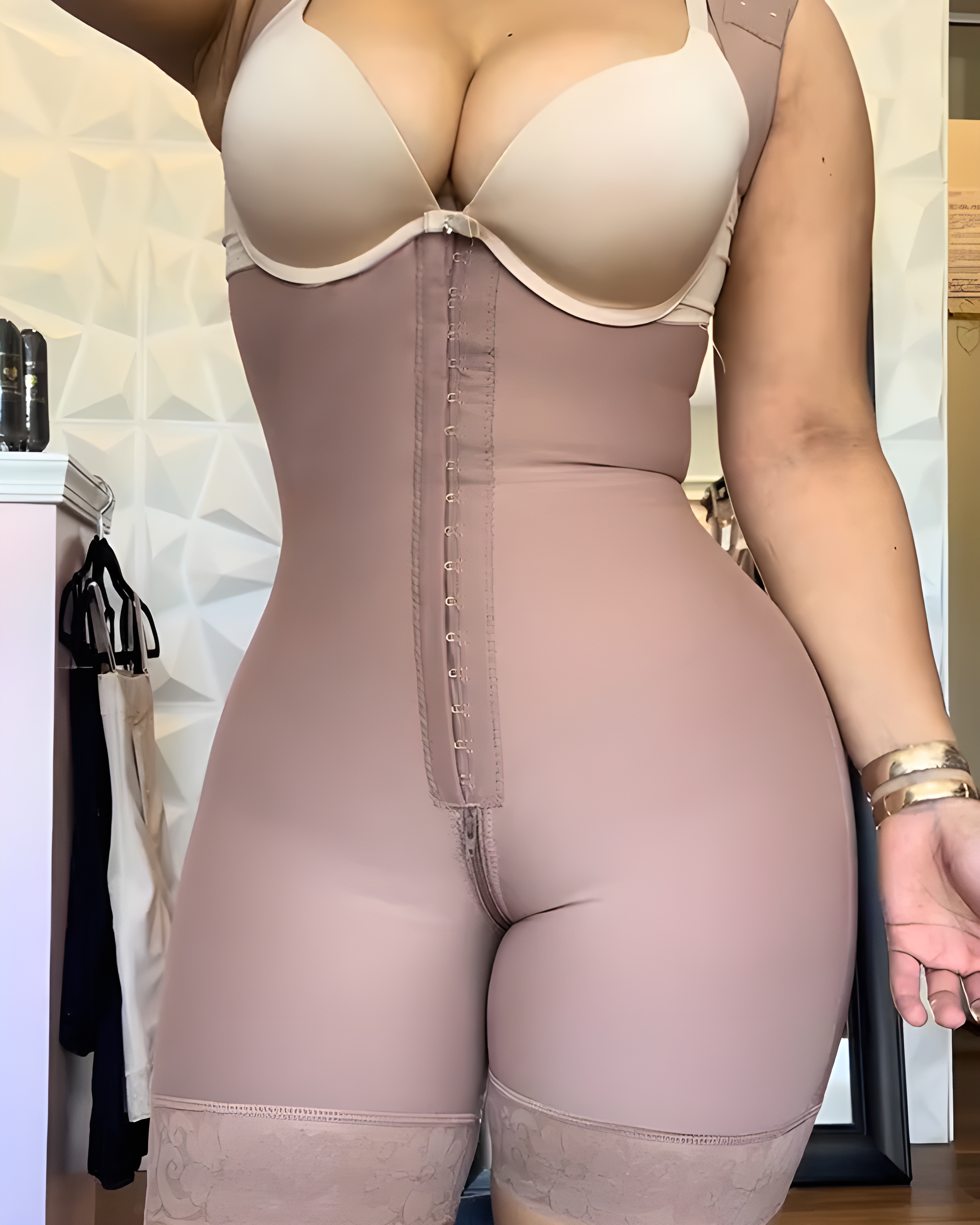 Shapewear mit breiten Trägern und Haken und Öse