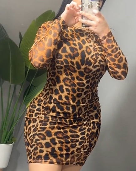 Vestido ajustado de manga larga con estampado de leopardo