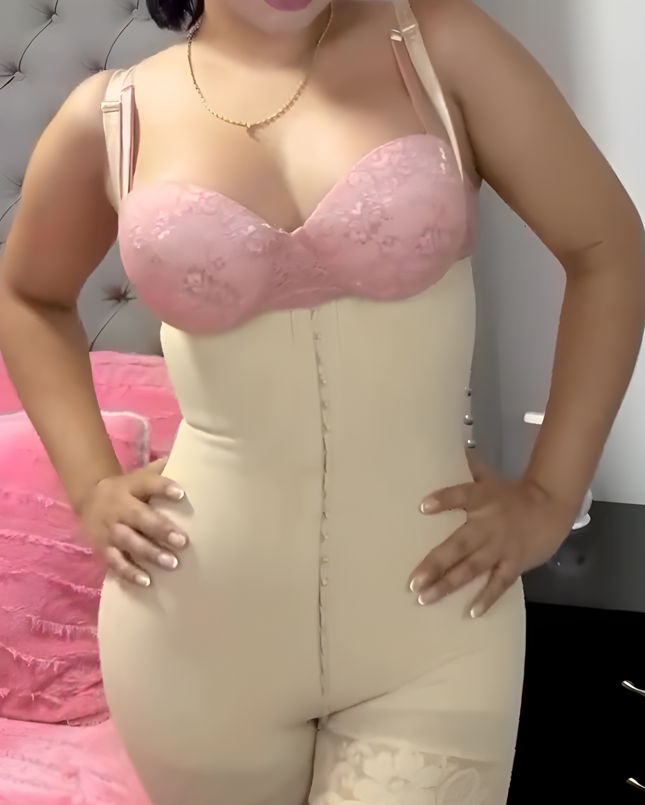 Ganzkörper-Shapewear mit offener Brust und Trägern