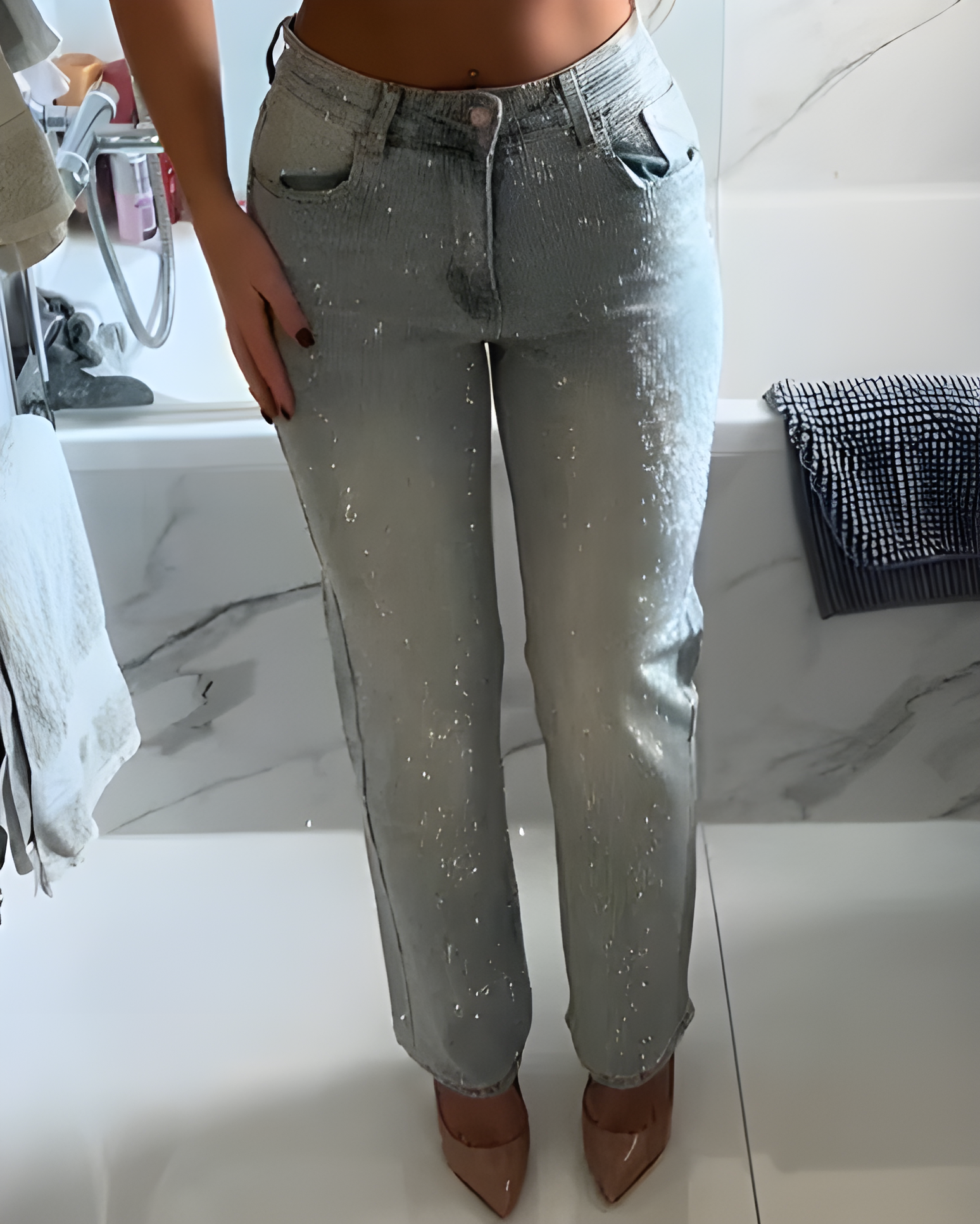 Baggy-Jeans mit Strasssteinen